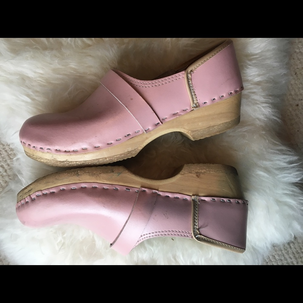 Sven pink closed back narrow wooden clogs!
